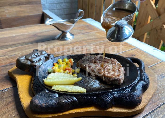 LEZAT: Sajian steak yang siap disantap.