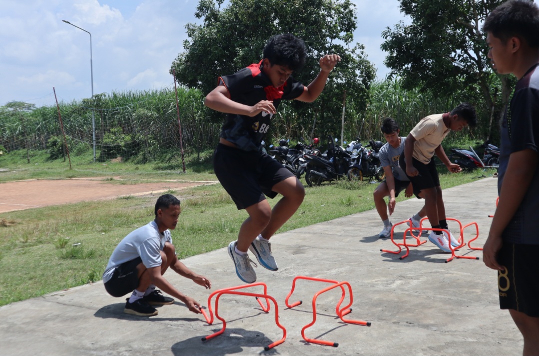 Atlet cabor tarung derajat Kota Kediri fokus latihan peningkatan fisik.