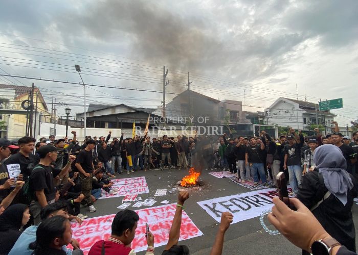 Mahasiswa di Kediri menggelar aksi unjuk rasa di depan Kantor Pemkab Kediri, Jumat (21/2).