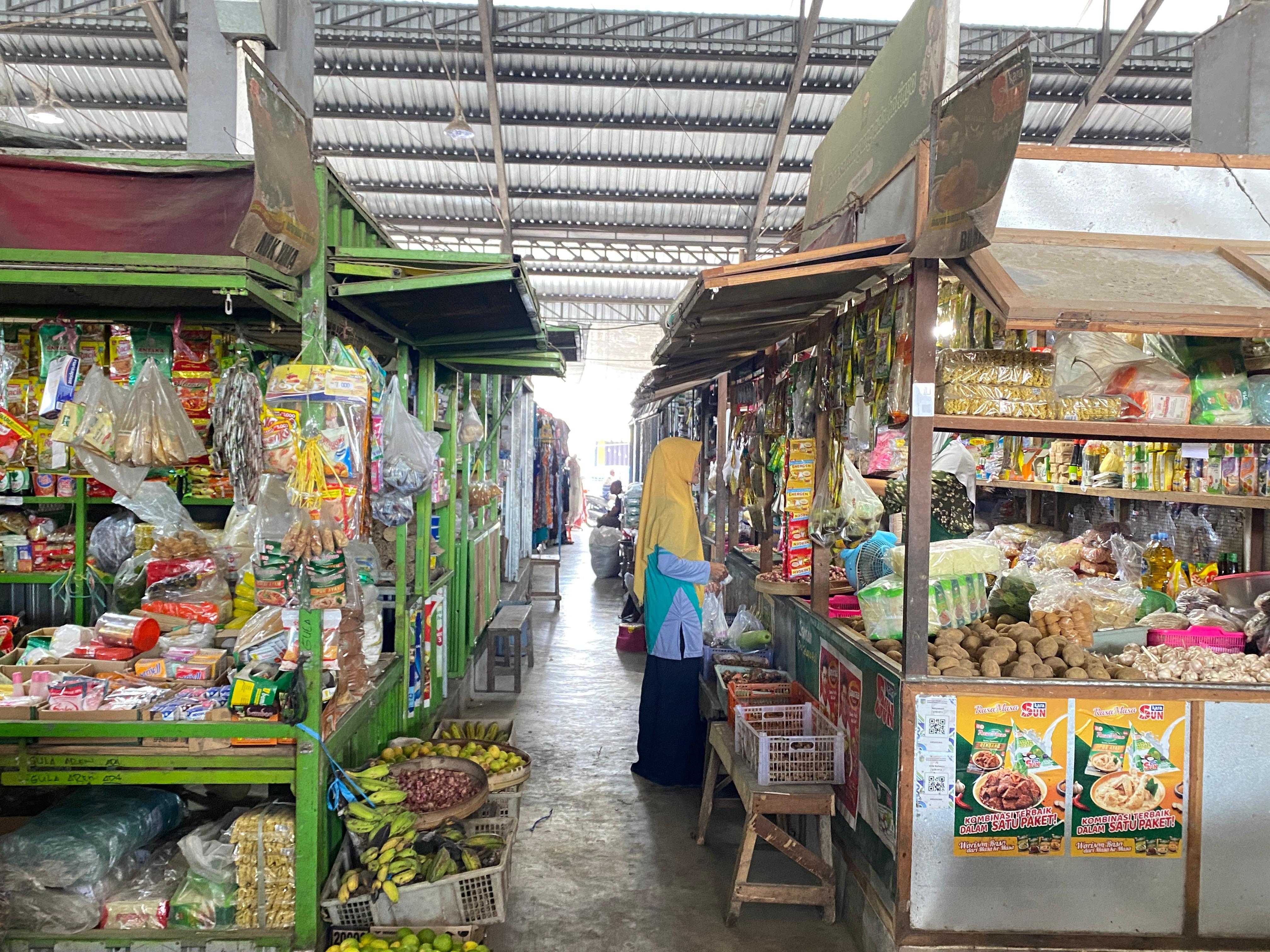 SEPI: Pedagang di Pasar Kras menunggu pembeli yang kini mulai menurun.