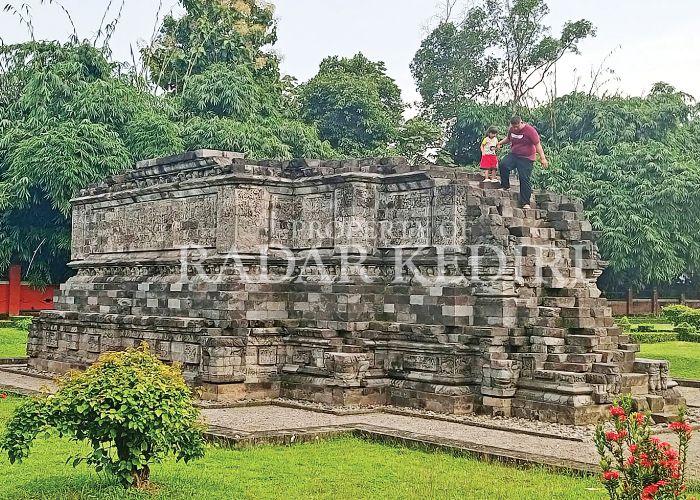 BERSEJARAH: Pengunjung Candi Surowono mengajak seorang anak naik ke atas bangunan.