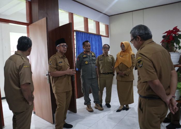 MASUK PERDANA: Gus Qowim ketika kunjungan ke OPD.