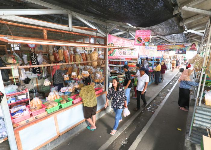 : Ramai orang beraktivitas di pasar. Pemerintah Kabupaten Kediri berencana memulai proyek Pasar Ngadiluwih.