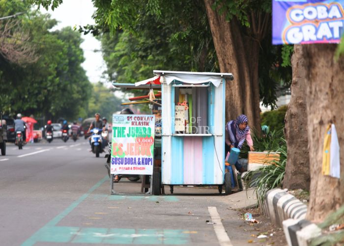 Beberapa ruas jalan di Kota Kediri menjadi langganan PKL berjualan selama Ramadan. Pemkot berencana akan mencarikan jalan tengah
