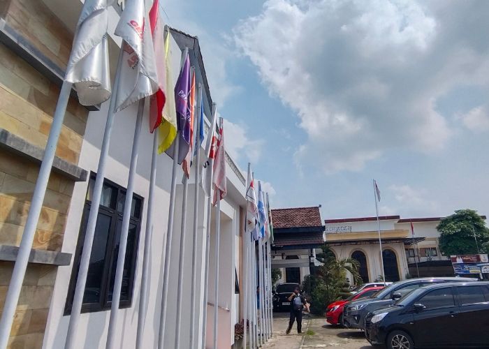 KENA PANGKAS: Mobil dinas KPU yang parkir di depan puntu masuk kini sudah ditarik KPU.