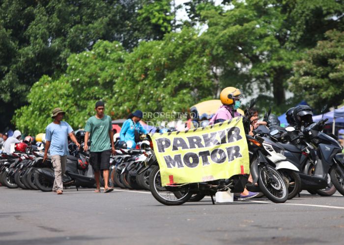 Deretan sepeda motor parkir berjajar di Kawasan Simpang Lima Gumul (SLG) Kabupaten Kediri yang selalu dipadati oleh pengunjung. Terutama saat akhir pekan.