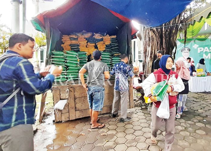 STOK AMAN: Penyaluran beras di pasar murah yang digelar Pemprov Jatim pada 2024 lalu.