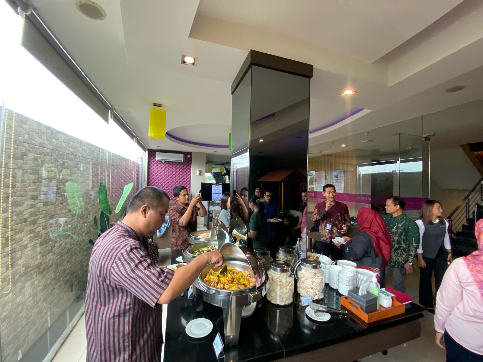 Para tamu menikmati hidangan yang tersaji di lauching menu spesial Ramadhan Viva Hotel Kediri.