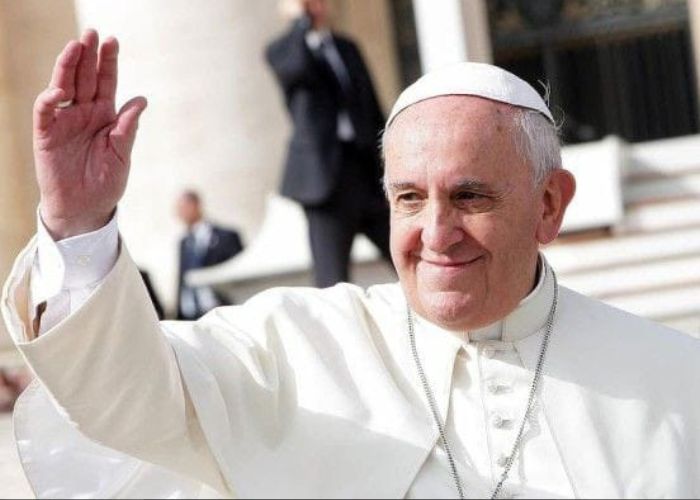Potret Pimpinan Gereja Katolik Dunia Paus Fransiskus menyapa umat Katolik Roma