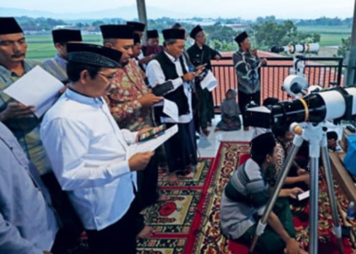 PANTAU HILAL 2024: Suasana ketika mengamati bulan sabit untuk menentukan awal ramadan di MAN 3 Kediri.