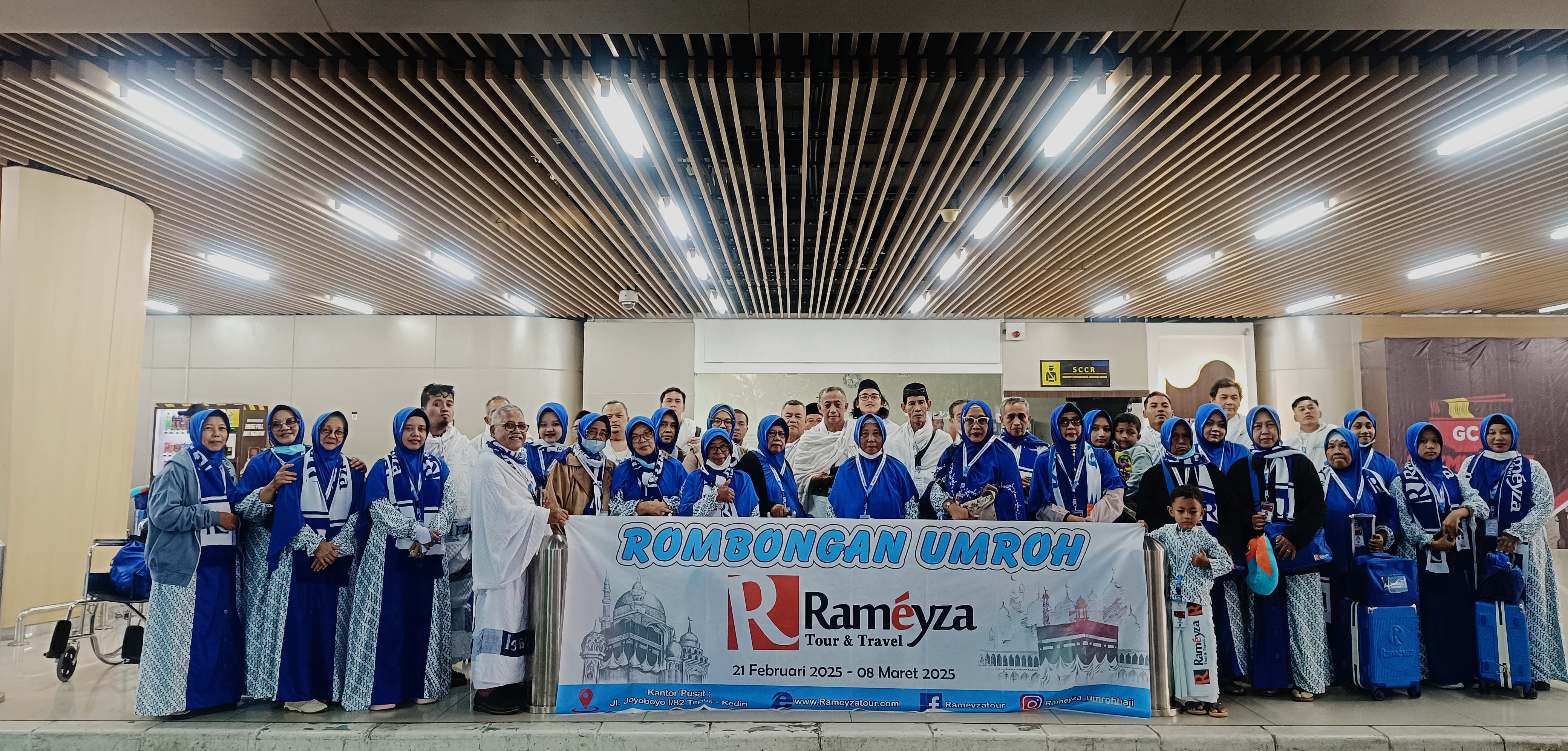 Rombongan jemaah umrah Rameyza yang dipimpin oleh Gus Nasir saat tiba di bandara Juanda. Mereka bertolak ke Jeddah dan langsung umrah setiba di tanah suci.