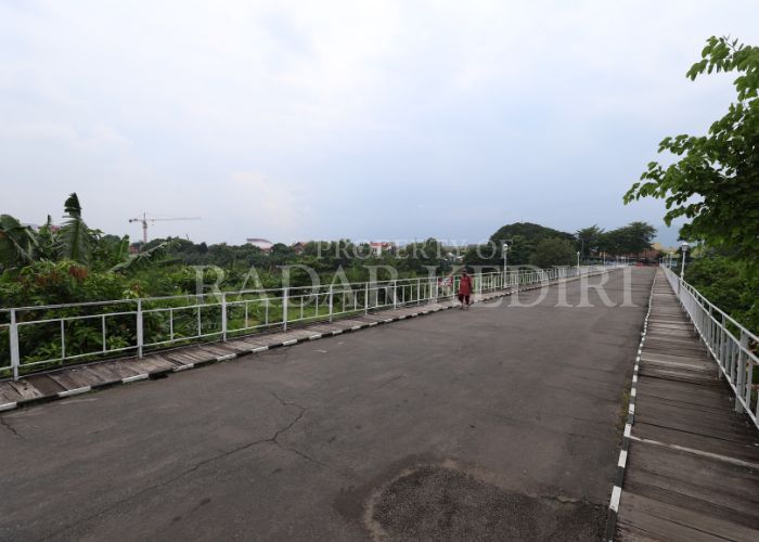 BERSEJARAH: Seorang warga jalan kaki melintas Jembatan Lama Kediri.