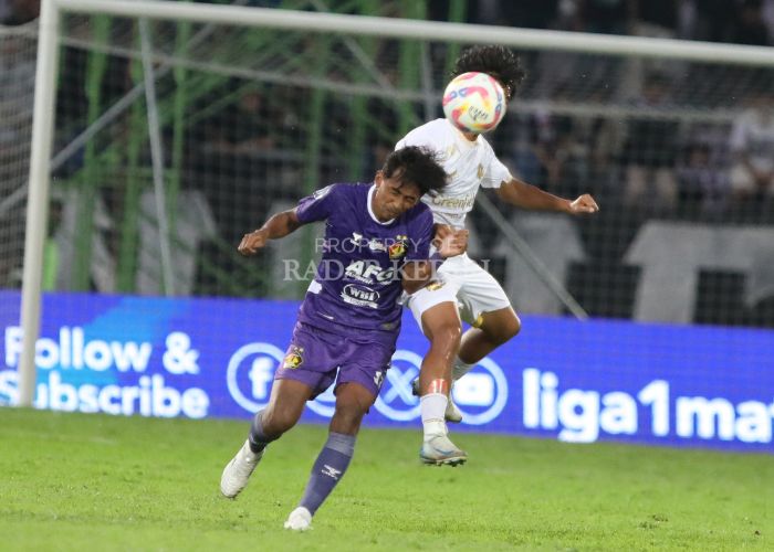 Fullback Persik Kediri Nuri Fasya berduel dengan pemain Arema.
