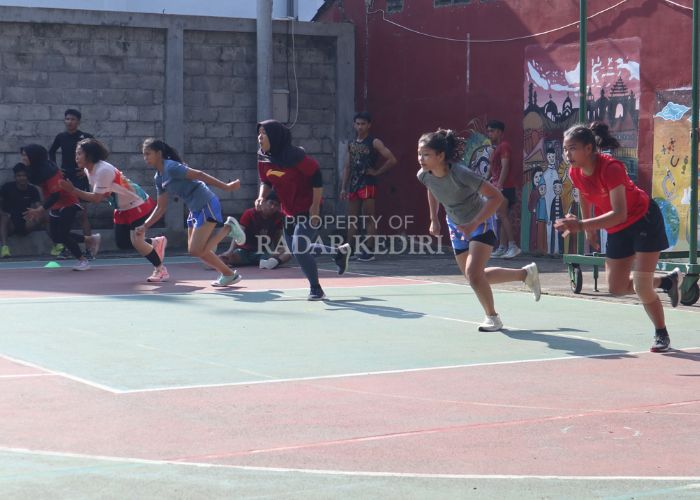 Atlet wushu Kota Kediri menggelar latihan fisik jelang Porprov Jatim 2025.