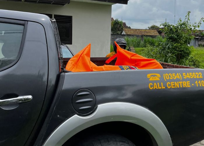 KANTONG JENZAH: Polisi saat membawa Mrs X ke Rumah Sakit Bhayangkara.