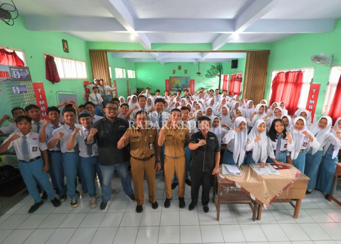 Kepala SMAN 1 Mojo Arif Syah Putra, Branch Manager Sentral Yamaha Timbul Jaya Kediri Yessi Ariesiana Verasanti, dan Redaktur Radar Kediri Andhika Attar berfoto bersama para puluhan peserta journalisti