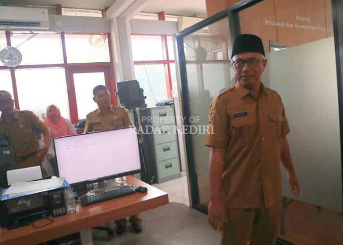 Gus Qowimuddin Thoha melakukan sidak di kantor Protokol dan Komunikasi Pimpinan (Prokopim) usai memimpin apel di balai kota kemarin. Dia juga mendatangi kantor dinas dan badan di Pemkot Kediri.