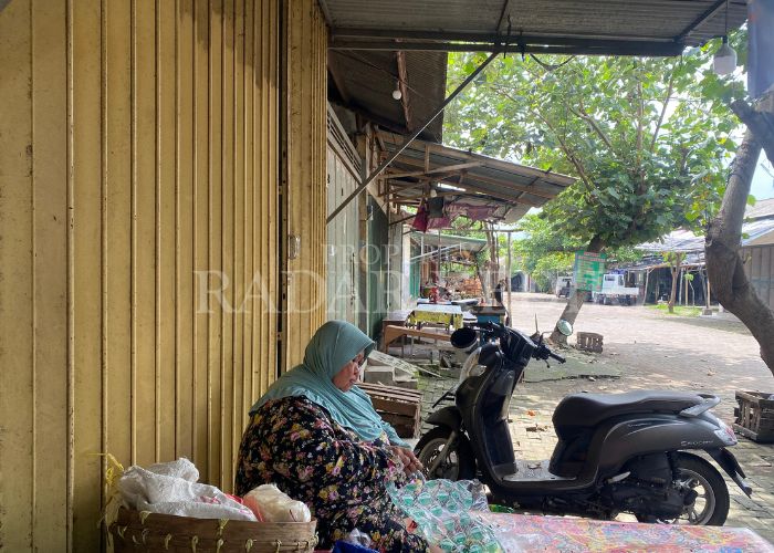 SEPI: Pedagang Pasar Buah Banyakan menunggu pembeli.