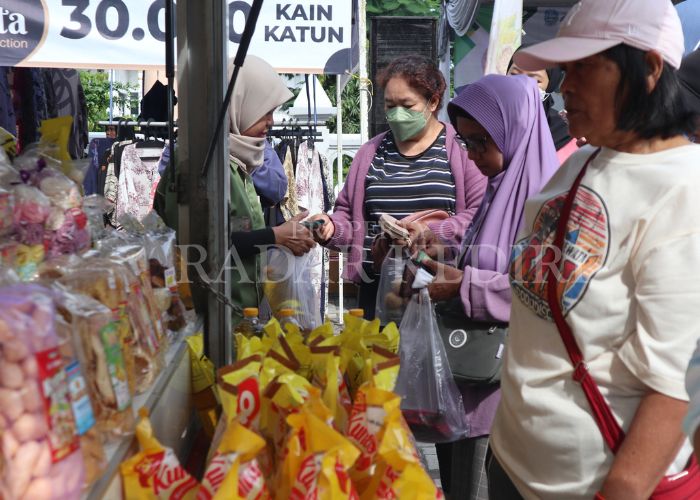 PASAR MURAH: Warga Pare Kediri antusias membeli sembako dengan harga miring.