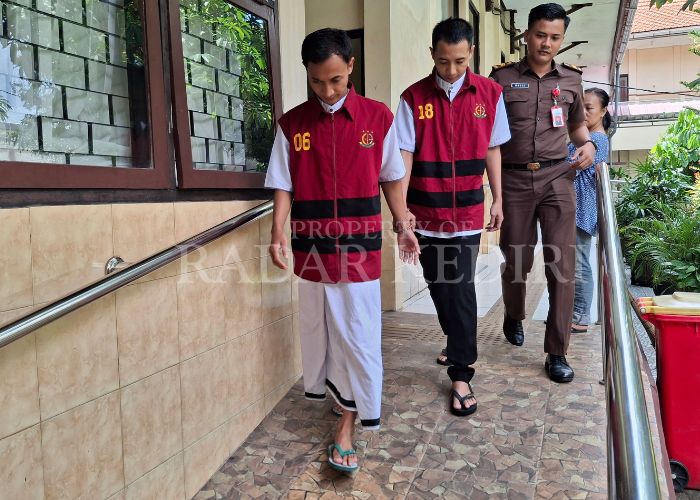 LIMA TAHUN: Dua terdakwa perampokan minimarket usai menjalani persidangan di PN Kabupaten Kediri.
