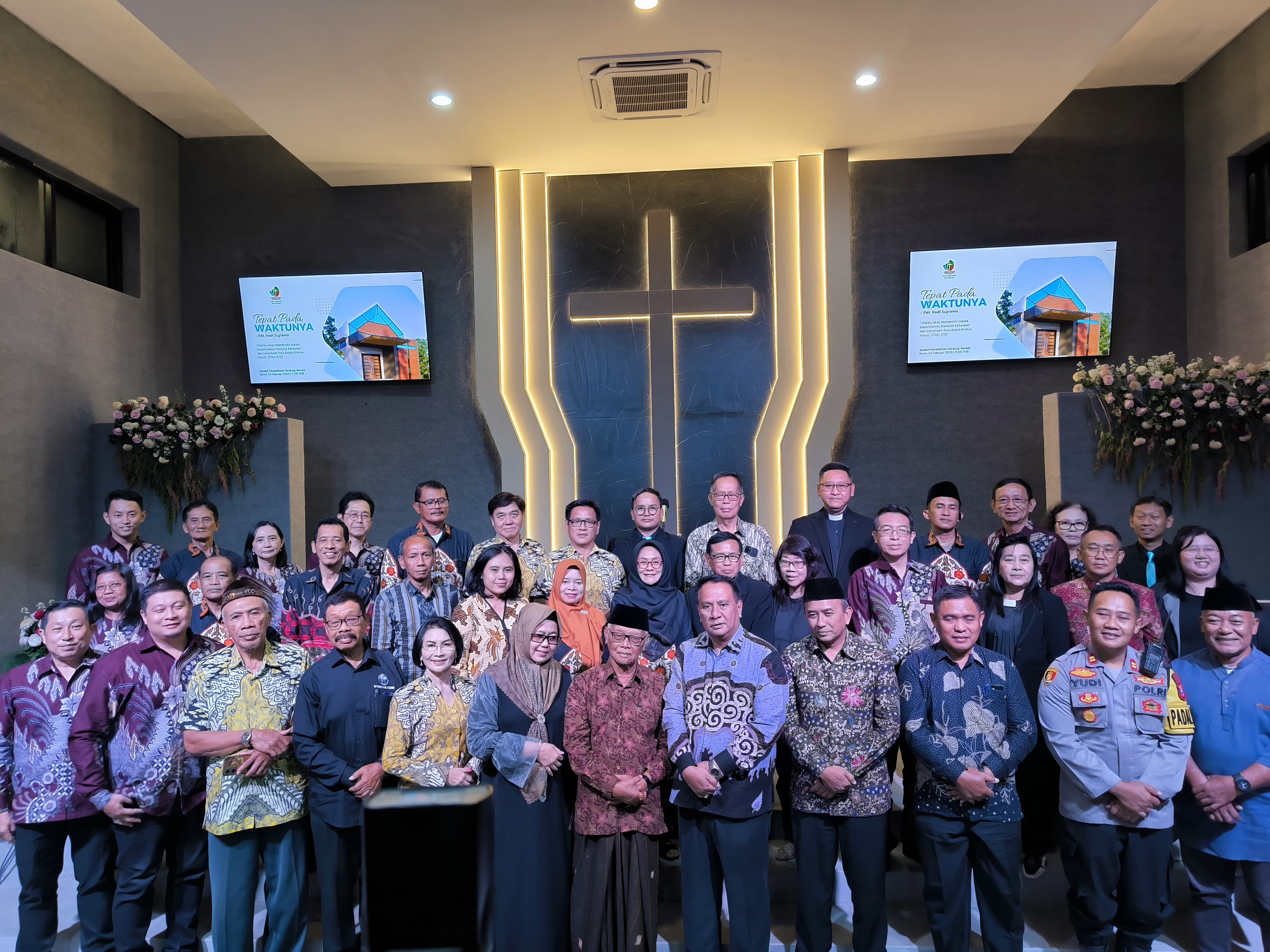 Tokoh agama, organisasi kerukunan antarumat beragama serta tamu undangan berfoto sesusai seremonial peresmian GKT Gurah (24/2).