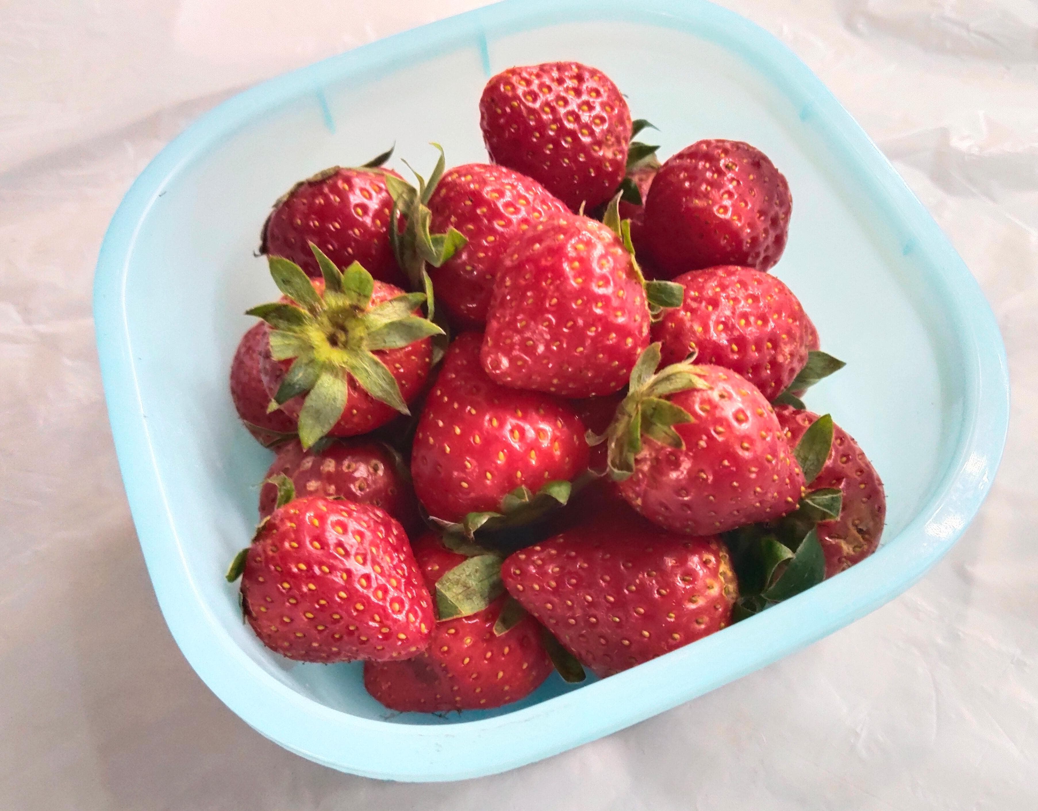 Buah Stroberi yang kaya akan vitamin bisa jadi camilan sehat untuk ibu hamil.