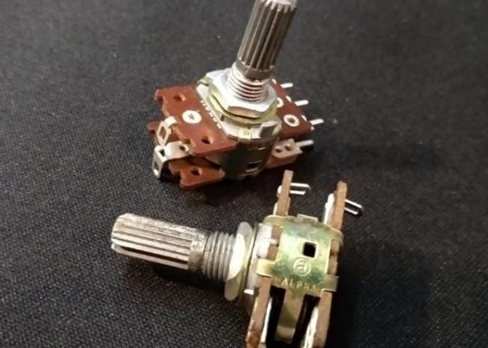 Potensiometer pada gitar.