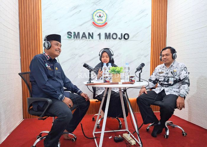 Kacabdisdik Provinsi Jatim wilayah Kediri Adi Prayitno (kiri) berdiskusi di podcast SMAN 1 Mojo kemarin.