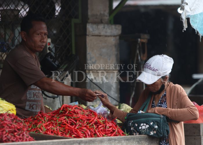 HARGA MERANGKAK NAIK: Pedagang dan pembeli sedang bertransaksi di Pasar Grosir Ngronggo Kota Kediri.