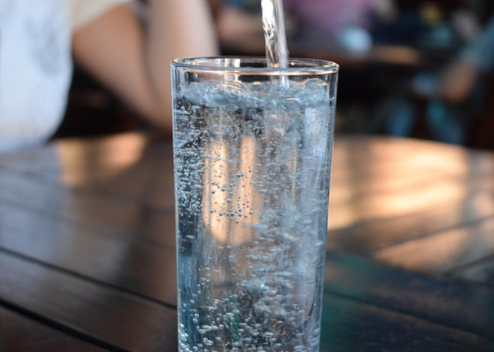 Memenuhi asupan air minum harian di malam hari sangat penting agar tidak mudah haus saat puasa.