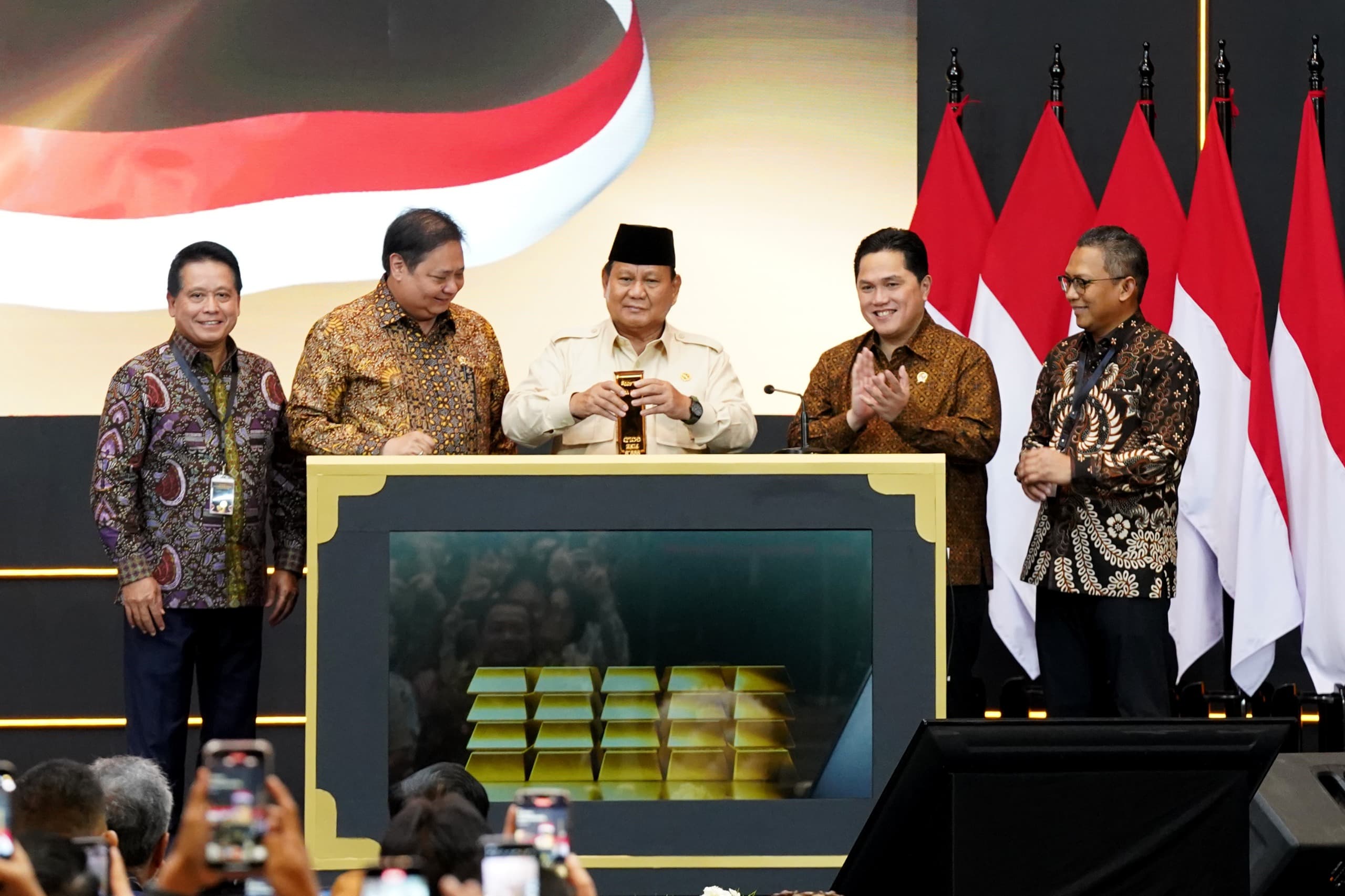 Layanan Bank Emas diresmikan oleh Presiden Republik Indonesia Prabowo Subianto (tengah) didampingi Direktur Utama BSI Hery Gunardi (kiri), Menteri Koordinator Bidang Perekonomian Airlangga Hartanto