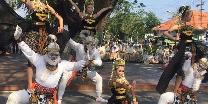 Penampilan Seni Tari Kethek Ogleng di Taman Sekartaji