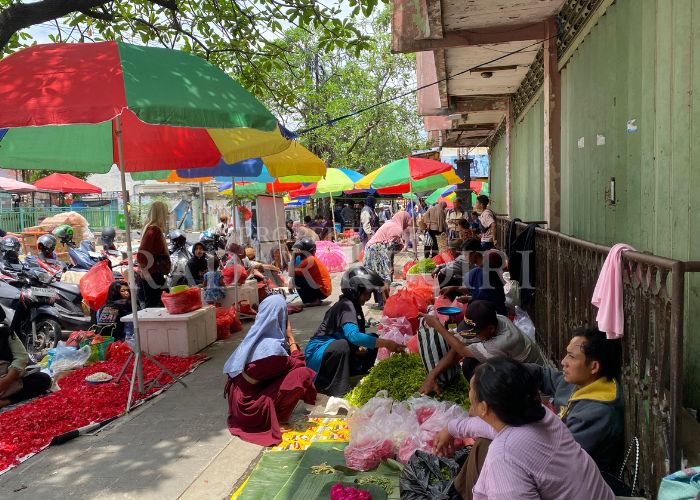 BERBUT CUAN: Penjual bunga tabur musiman ramai di trotoar depan Pasar Setonobetek.