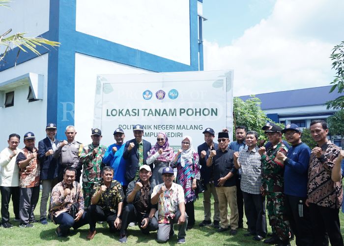 KOMITMEN: Direktur Politeknik Negeri Malang (berdiri delapan dari kiri) beserta jajaran dosen.
