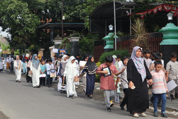 Siswa SD, SMP Kota Kediri mengadakan pawai taaruf menyambut datangnya Bulan Ramadhan 2025