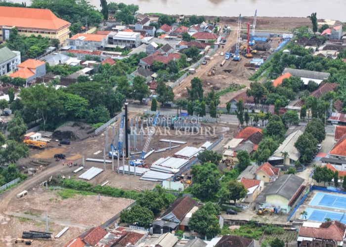 Proyek fisik Tol KediriTulungagung akses bandara di sepanjang Jl Jaksa Agung Suprapto hingga Jl Suparjan Mangun Wijaya difoto dari udara.