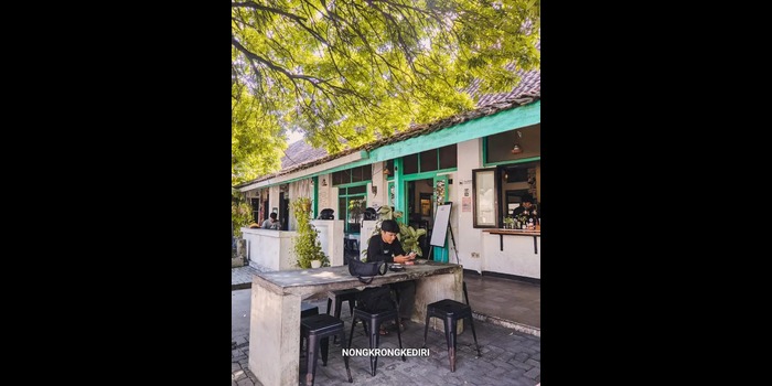 Pengunjung kafe di Gang Skena