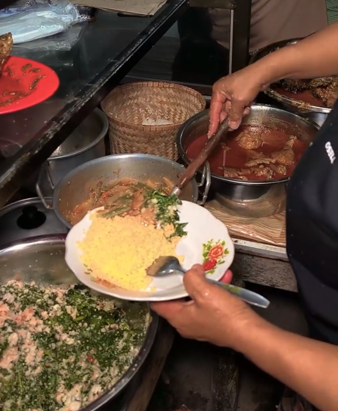 Nasi jagung dengan aneka lauk.