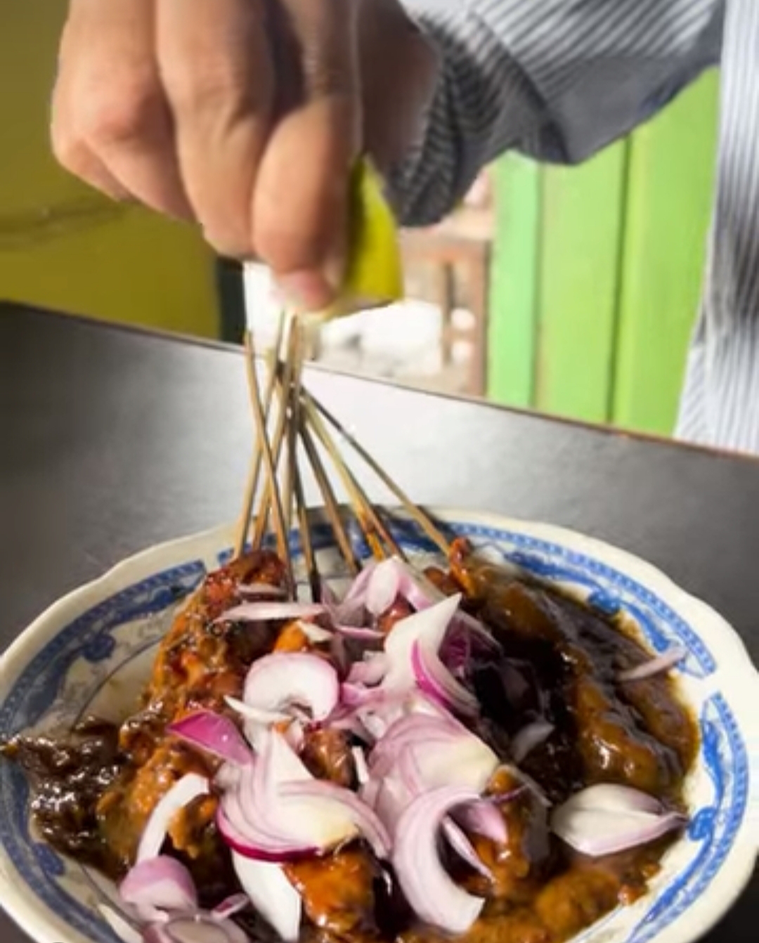 Sate Kelinci di warung Bu Atik.