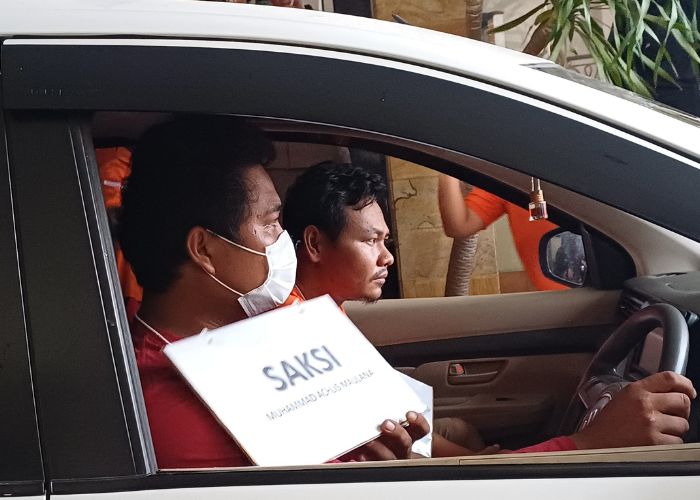SAKSI: Tersangka Antok memeragakan aksinya saat berada di dalam mobil.