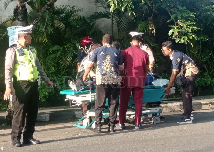LAKA: Seorang pria dievakuasi karena tergeletak di tepi jalan depan RS Baptis