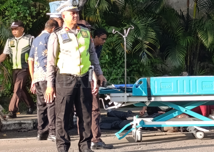 LAKA TUNGGAL: Seorang polisi sedang mengatur lalu lintas di lokasi kecelakaan depan RS Baptis Kediri.