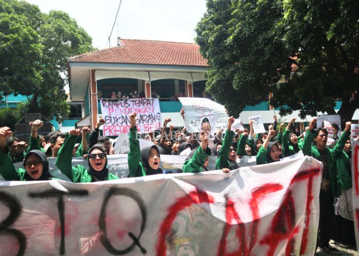 Mahasiswa meneriakkan yel-yel dalam aksi demo di area IAIN Kediri. Ada lima tuntutan yang diajukan demonstran, salah satunya penindakan pelaku pelecehan seksual di kampus.