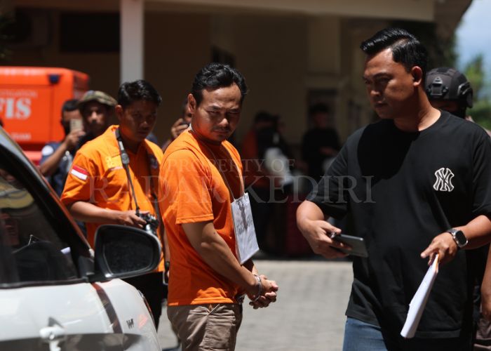 REKONSTRUKSI: Tersangka mutilasi memeragakan adegan pembunuhan terhadap USwatun Khasanah saat di Hotel Adisurya Kediri.