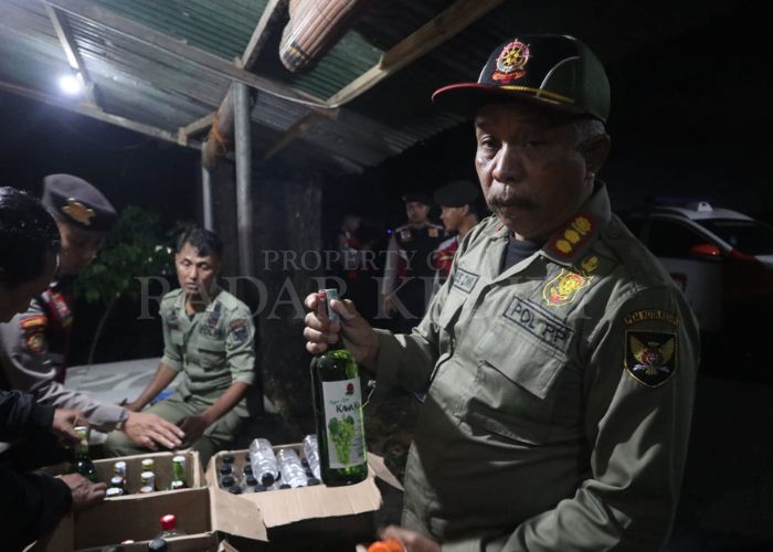 MIRAS ILEGAS: Petugas Satpol PP Kota Kediri menunjukkan hasil razia di kafe dan warung.