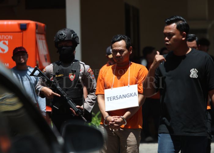 REKONSTRUKSI: Antok, tersangka mutilasi dikawal ketat oleh Polda Jawa Timur.