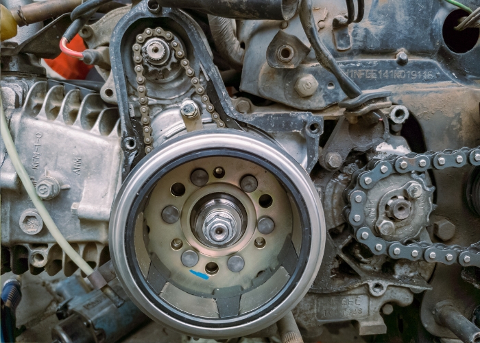 Mesin motor harus rutin dirawat.