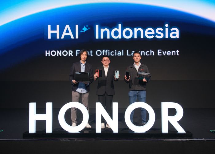 (tengah) Justin Li, President of HONOR South Pacific, bersama (kiri - kanan) Eric Lee, Chief Category Management Erajaya Digital, dan Daniel Minardi, Director of Brand Partnership Shopee Indonesia,