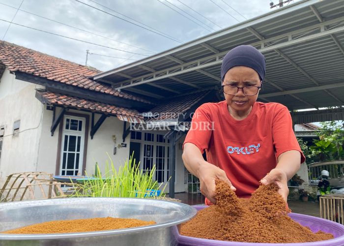 Sri Wahyuni menjemur gula semut buatannya yang sukses dijual hingga ke Jepang.