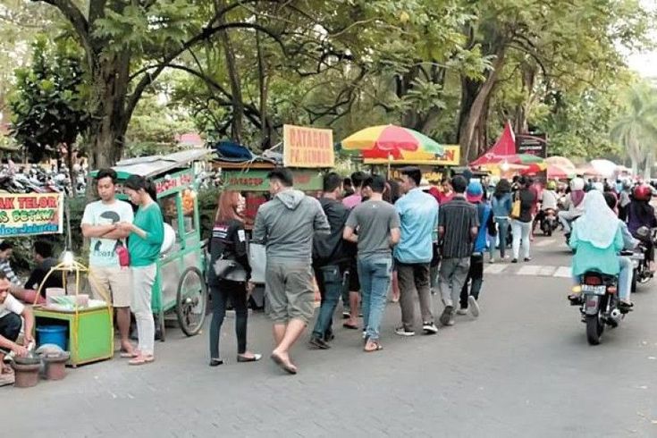 Berburu takjil merupakan salah satu kegiatan terpopuler saat ngabuburit